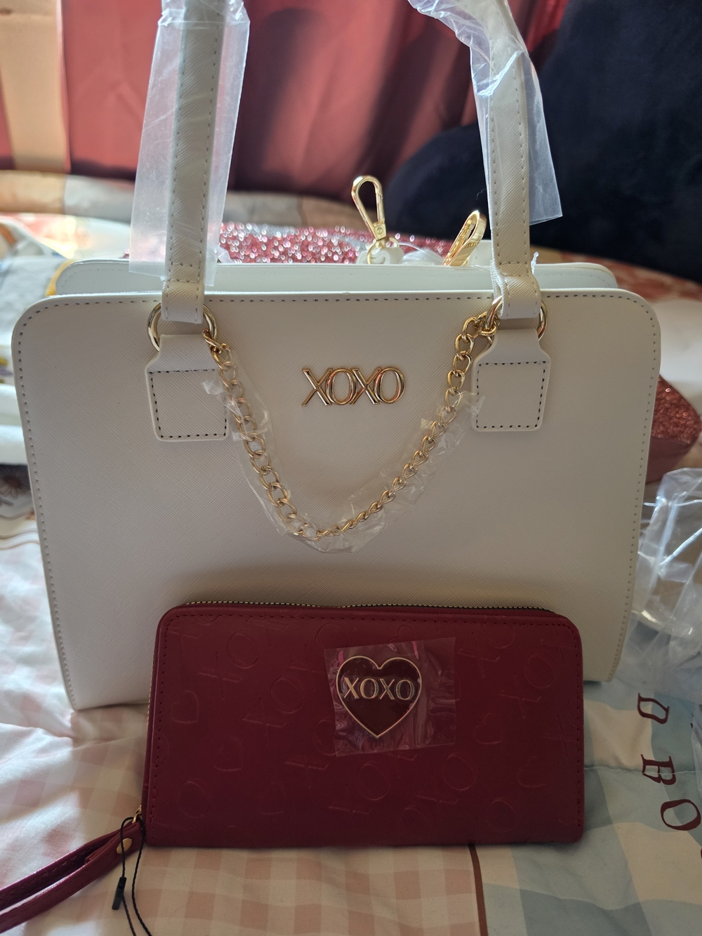 XOXO White Tote with Red Zip Wallet